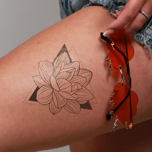 tatouage temporaire lotus eternel sur cuisse
