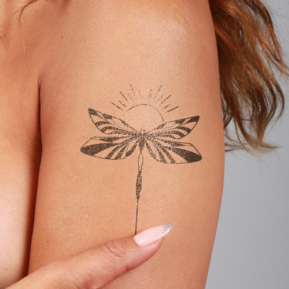 tatouage temporaire envol de libellule sous le soleil inspiration nature et légèreté