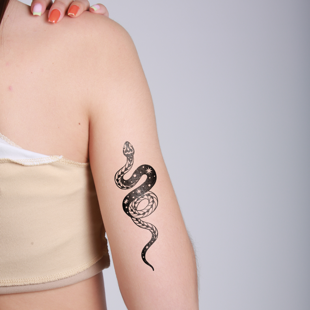 tatouage ephemere serpent style mystique et puissant