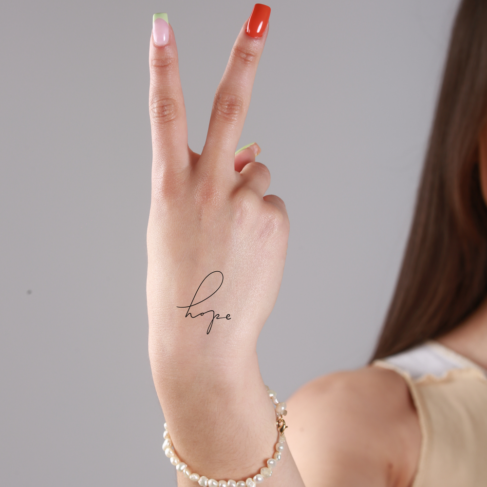 tatouage temporaire mot hope discret inspiration espoir et positivite