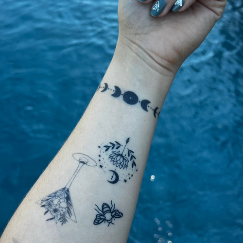 Minimalist bee