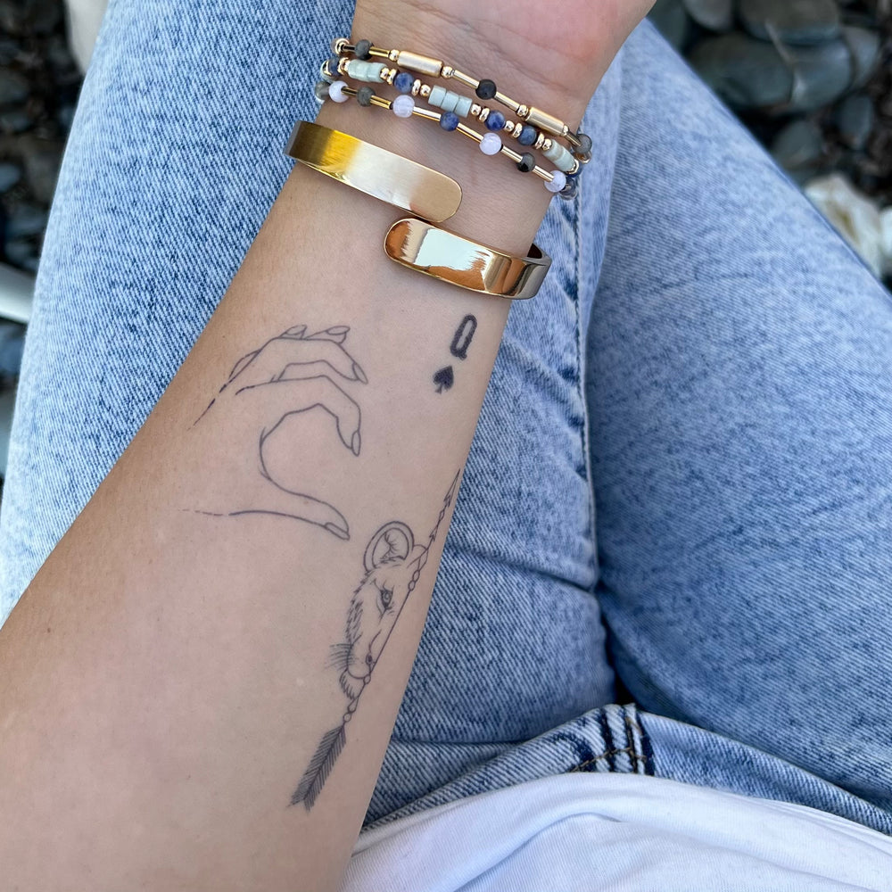 tatouage temporaire dame de pique discret inspiration jeu et strategie avec fleche lionne