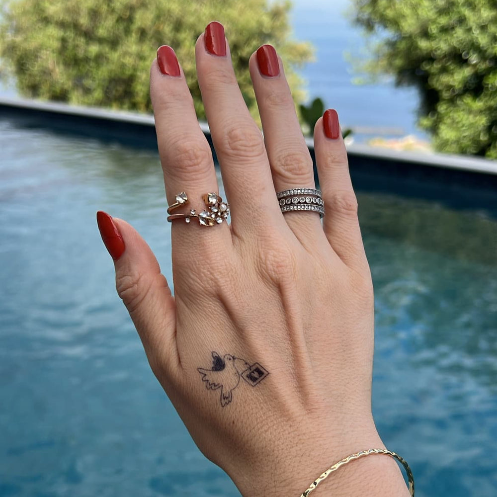 Tatouage petit oiseau minimaliste avec coeur