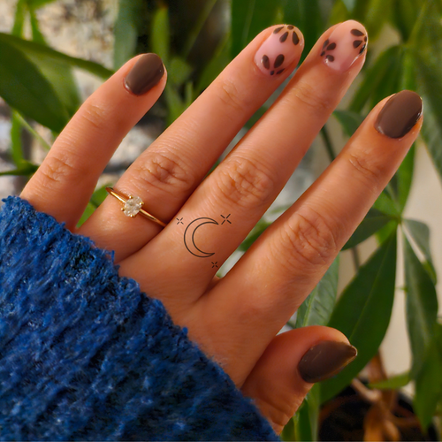 tatouage ephemere petite lune style mystique et minimaliste