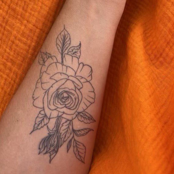 tatouage ephemere rose eternelle bras plage