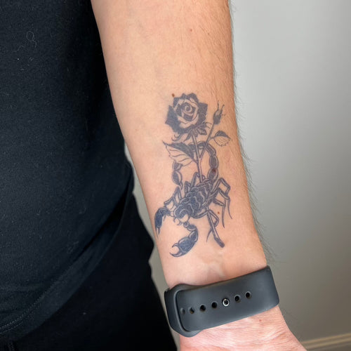 tatouage temporaire scorpion bras