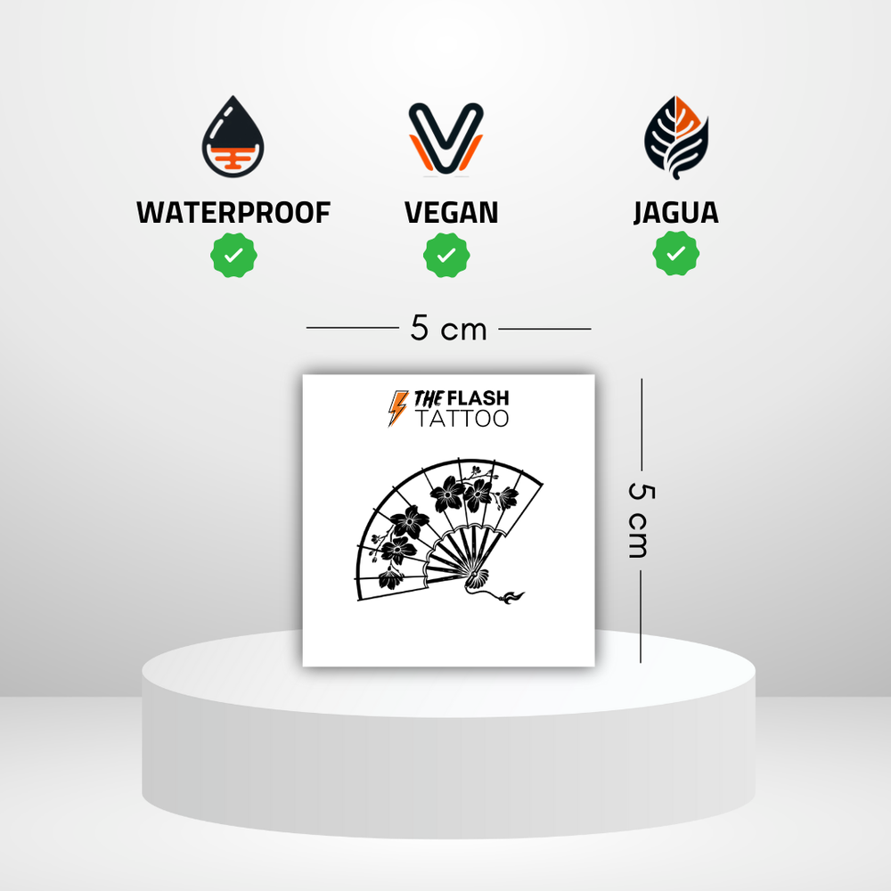 Tatouage éventail avec fleur de cerisier