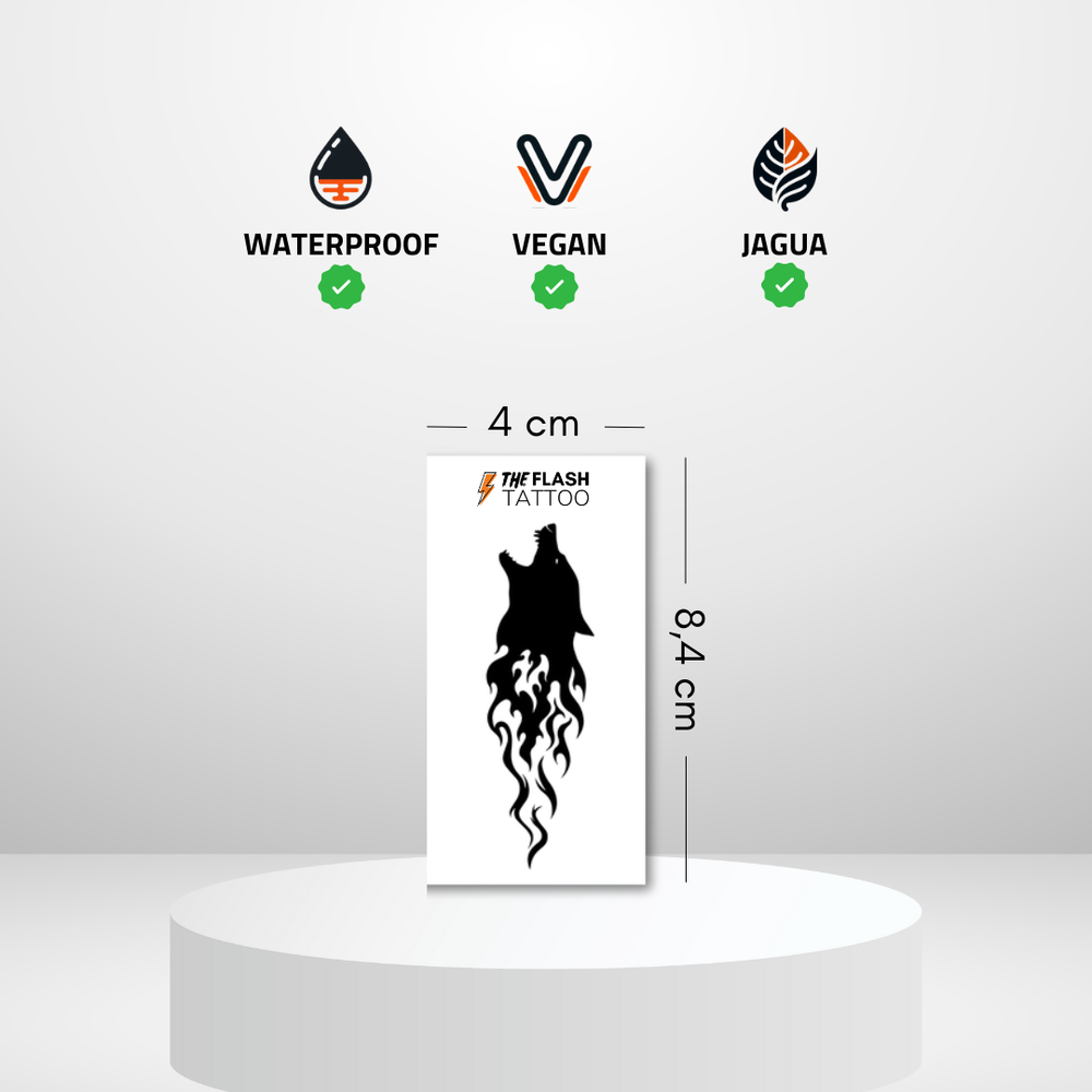 Tatouage loup stylisé avec flamme pour homme
