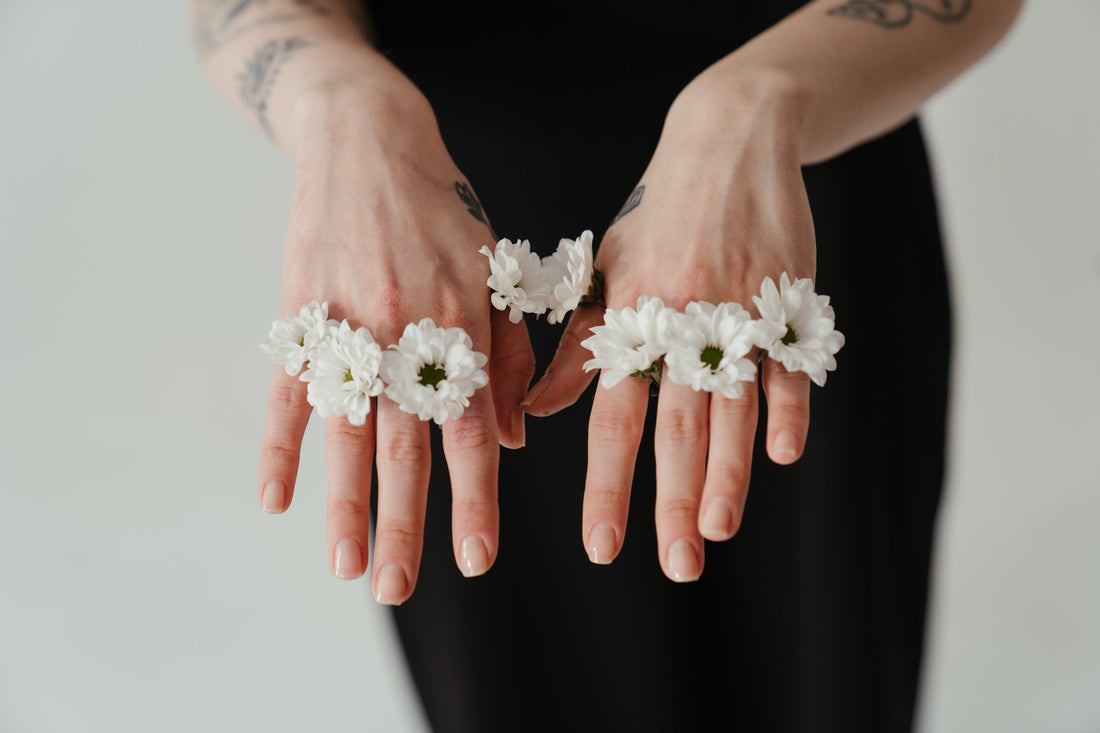 Les tatouages éphémères floraux : Exprimez votre beauté et renouveau