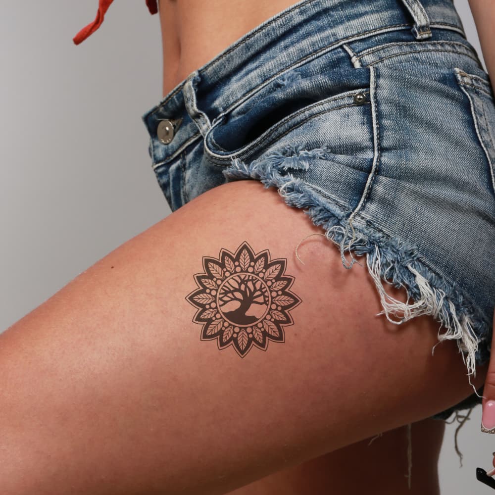 Tatouage arbre de vie sacré et mandala pour femme sur la cuisse