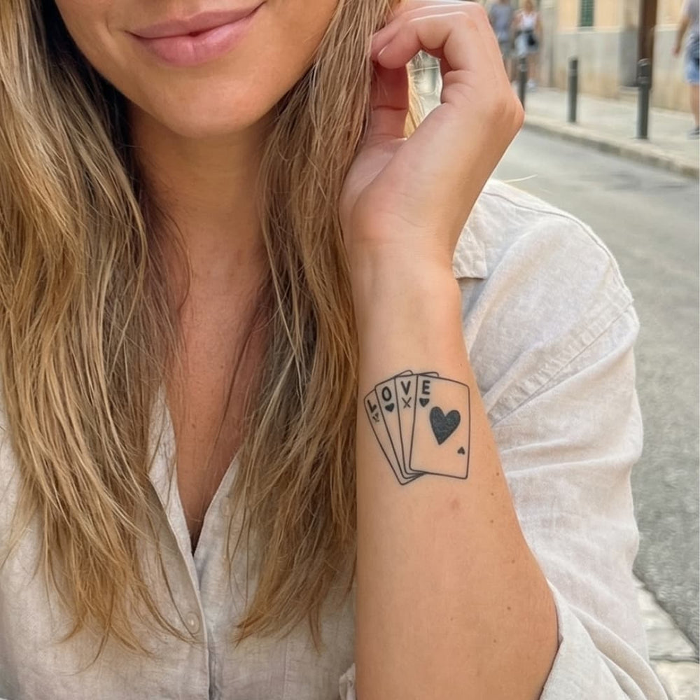 Tatouage love avec cartes
