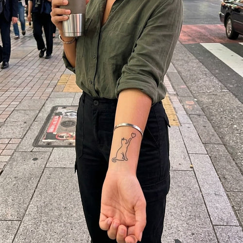 Tatouage chat mignon dans poignet femme