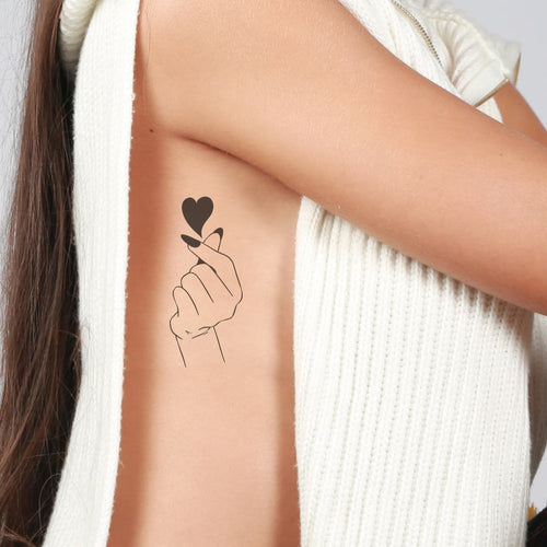 Tatouage coeur avec la main