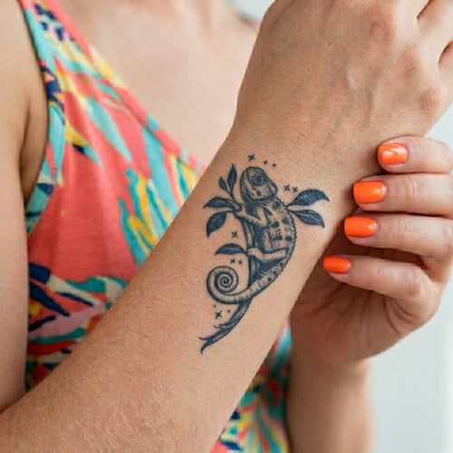 Tatouage caméléon pour femme réaliste avec feuilles