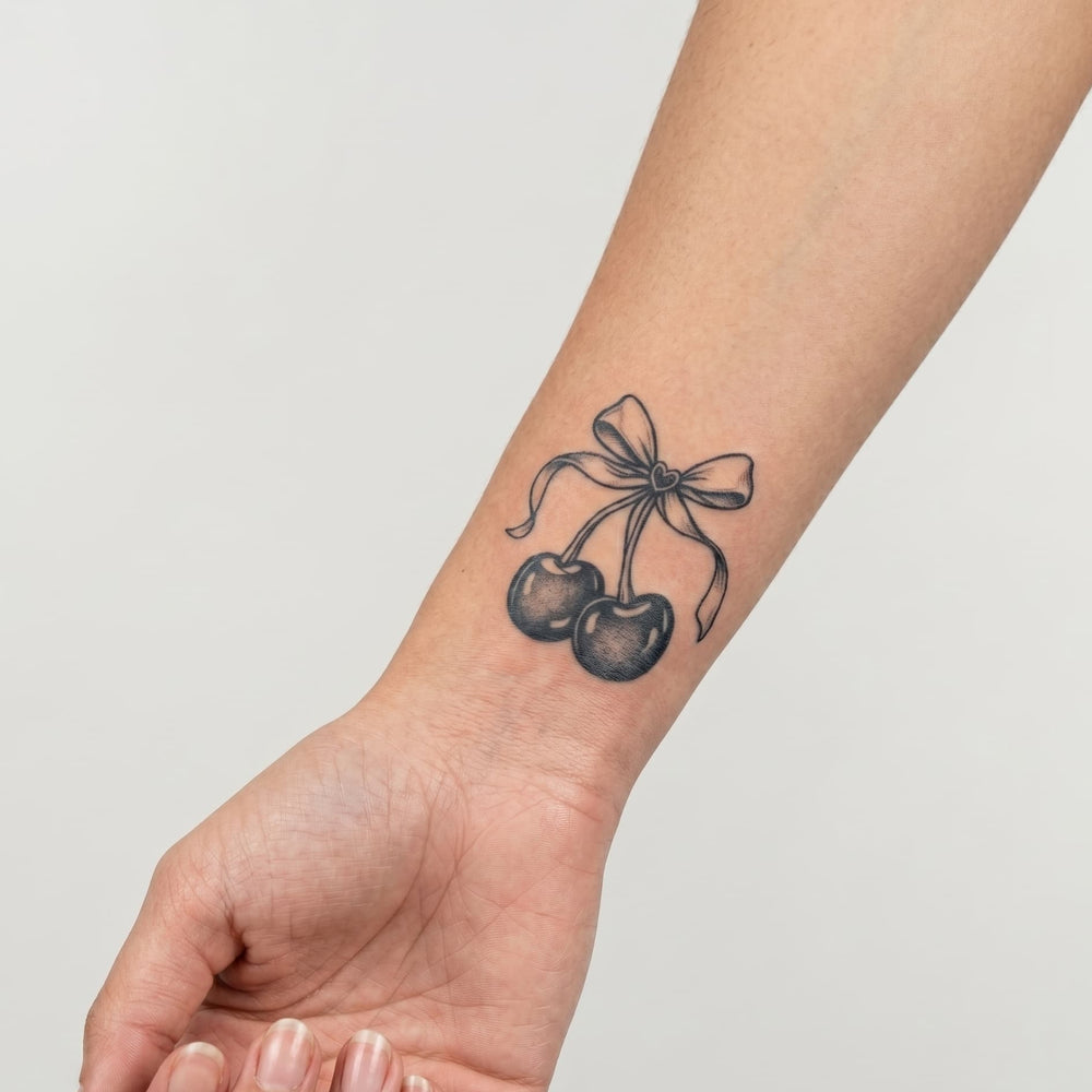 Tatouage ephemere cerise realiste pour femme avec noeud et coeur