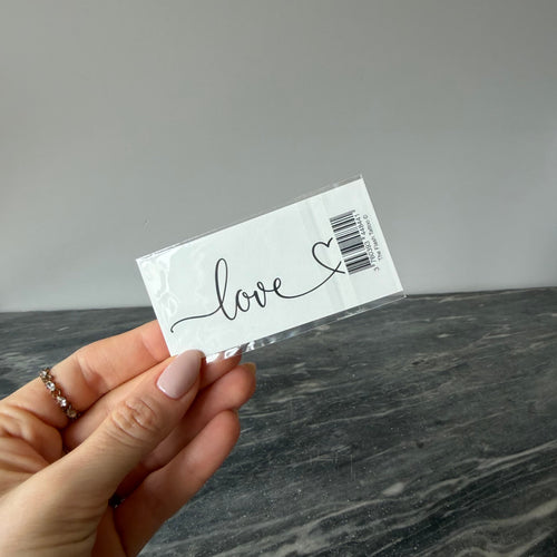 Tatouage éphémère love avec coeur tattoo citation