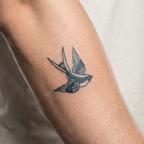 Tatouage homme hirondelle réaliste longue durée