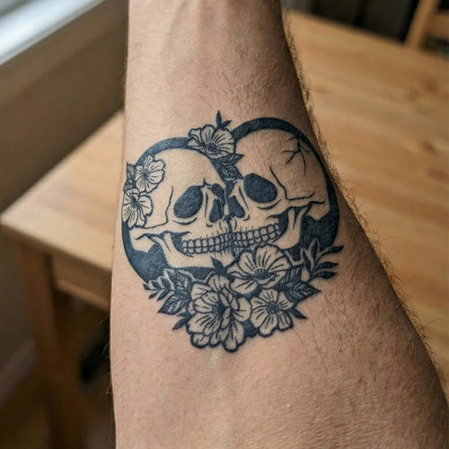 Tatouage homme tête de mort et fleurs