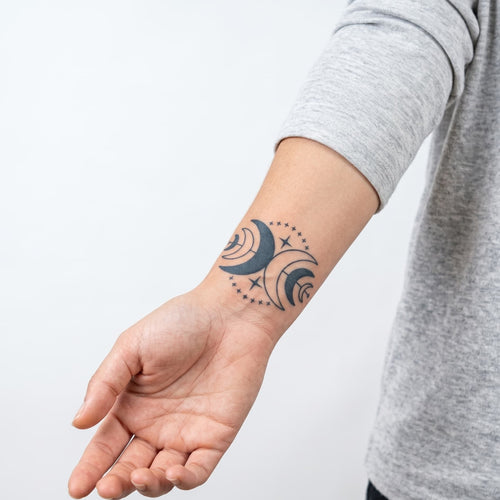 Tatouage lune à l'encre de jagua sur le poignet