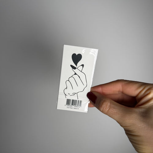 Tatouage ephemere coeur avec les doigts