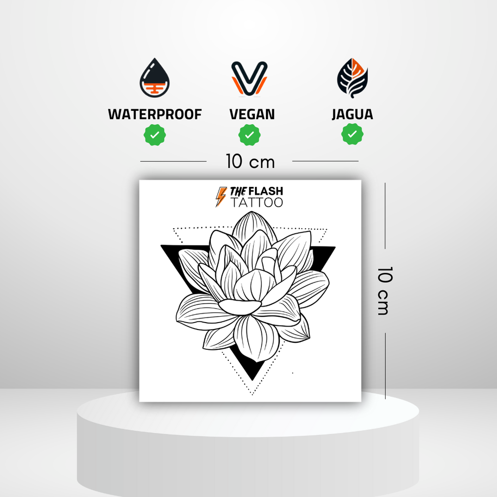 Tatouage lotus dans un triangle pour femme